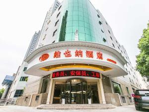 un bâtiment avec un panneau devant lui dans l'établissement Vienna Hotel Nanjing Longjiang, à Nankin