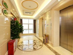 a lobby with a round table in the middle of a room at Vienna Classic Hotel Shenzhen Bantian Wuhe Avenue in Shenzhen