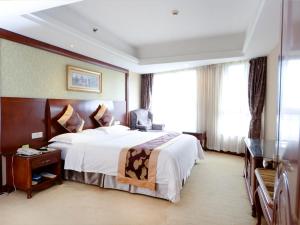 Ένα ή περισσότερα κρεβάτια σε δωμάτιο στο Vienna International Hotel Shanghai Hongqiao Hub International Exhibition Center