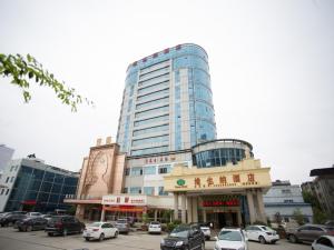 un grande edificio con macchine parcheggiate di fronte di Vienna Hotel Nanchang Hongcheng a Nanchang