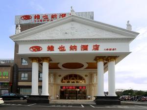 um edifício com um sinal em cima em Vienna Hotel Shanghai Hongqiao National Exhibition Center Huaxin em Qingpu