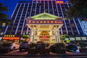 un cenador frente a un edificio por la noche en Vienna Hotel Qinzhou North Area Plaza en Qinzhou