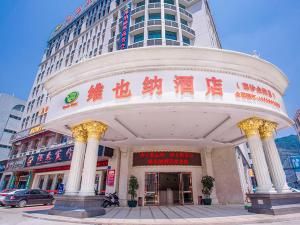 un gran edificio con escritura en la parte delantera en Vienna Hotel - Jinzhou Branch, en Guangzhou