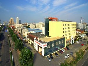 una vista aérea de una ciudad con edificios y coches en Vienna Hotel Shandong Yantao Golden Beach Taishan Road, en Yantai