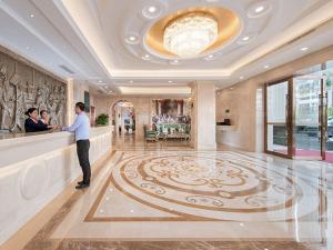 The lobby or reception area at Vienna International Hotel Shenzhen Longhua Center
