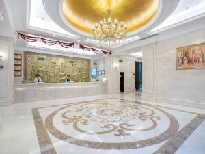 a large lobby with a chandelier and a salon at Vienna Hotel Shanghai Songjiang Wanda in Songjiang