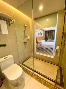 Ένα μπάνιο στο Vienna International Hotel Guangdong Foshan Shunde Ronggui