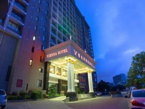 Un edificio con un cartel de hotel. en Vienna Hotel Changsha Gaoxin Lugu Park, en Changsha