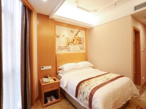 ein Hotelzimmer mit einem Bett und einem Fenster in der Unterkunft Vienna Hotel Shenzhen Dongmen Old Street in Shenzhen