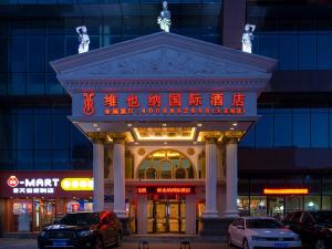瀋陽市にあるVienna International Hotel Shenyang Railway Stationの車が停まった建物