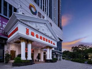 budynek z napisem na przodzie w obiekcie Vienna International Hotel Zhongshan Torch Development Zone w mieście Zhongshan