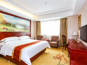 TV a/nebo společenská místnost v ubytování Vienna International Hotel Shanghai Fengxian Nanqiao