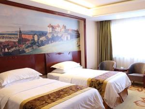 A bed or beds in a room at Vienna Hotel Suzhou Zhenzhuhu Road