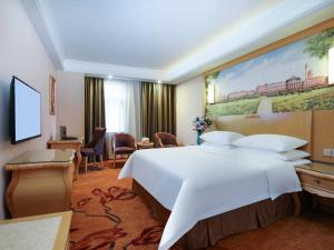 Giường trong phòng chung tại Vienna 3 Best Hotel(Jiangsu Xinyi Beijing Road Store)