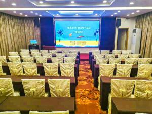 a room with rows of chairs and a screen at Vienna 3 Best Hotel Guangxi Nanning Station in Nanning