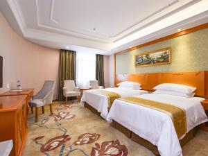 Tempat tidur dalam kamar di Vienna Hotel Nanjing Pukou Middle Puzhu Road