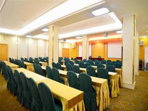 a room with rows of tables and chairs at Vienna 3 Best Hotel Liuzhou Yuejiang Road in Sanjiang