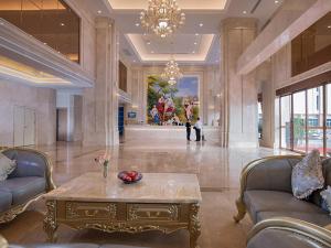 a large lobby with a table in the middle at Vienna International Hotel Hengyang Chuanshan Road Branch in Hengyang