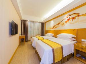 Habitación de hotel con 2 camas y TV en Vienna 3 Best Hotel Fuzhou Fuma Road Ziyang en Fuzhou