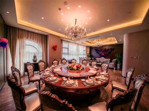 松江区にあるVienna Hotel Shanghai Songjiang Development Zoneの大きなダイニングルーム(大きなテーブルと椅子付)