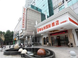 a building with a fountain in front of a building at Vienna International Hotel Changzhou Railway Station in Changzhou