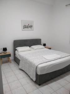 A bed or beds in a room at Pomegranate apartment