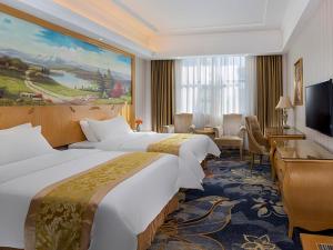 a hotel room with two beds and a television at Vienna Hotel Meizhou Jiangnan in Meizhou +5 photos