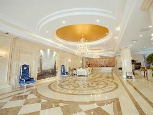 Habitación grande con lámpara de araña y vestíbulo grande en Vienna Hotel Shanghai Jiading New City, en Shanghái