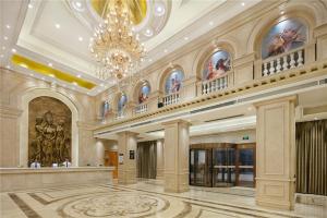 a large lobby with a chandelier in a building at Vienna Hotel Zhengzhou Zhongyuan Futa in Zhengzhou
