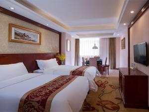 Ένα ή περισσότερα κρεβάτια σε δωμάτιο στο Vienna Hotel Shenzhen Guanlan Tangren Street