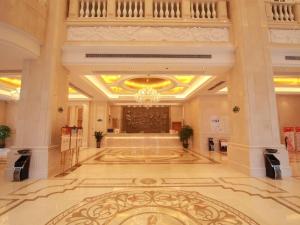 a large lobby with a chandelier in a building at Vienna Hotel Foshan Airport in Foshan