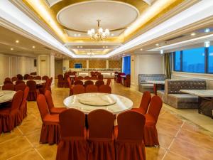 WenjiangにあるVienna Hotel Chengdu Wenjiang Zhujiang Plazaの大きなテーブルと椅子付きの会議室を利用できます。