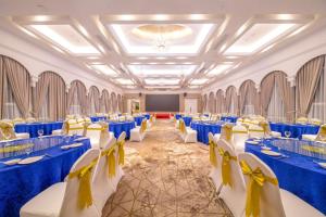 une salle de banquet avec des tables et des chaises bleues et blanches dans l'établissement Vienna International Hotel Shanghai Pudong Xiupu Road, à Shanghai