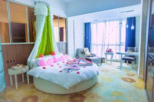 a bedroom with a large bed with a canopy at Vienna International Hotel Fuzhou Cangshan Longfu in Fuzhou