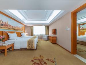 Ένα ή περισσότερα κρεβάτια σε δωμάτιο στο Vienna International Hotel Guigang Hecheng Road