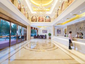 Fuajee või vastuvõtt majutusasutuses Vienna Hotel Meizhou Xingning District Plaza