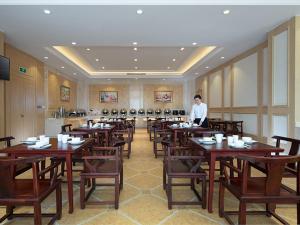 A restaurant or other place to eat at Vienna Hotels(JingHong BinJiang JunJuan)