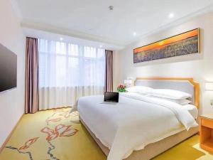 Ένα ή περισσότερα κρεβάτια σε δωμάτιο στο Vienna Hotel Jinan West Railway Station Lanxiang Road Quanli Auto Parts City Shop