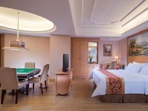 a hotel room with a bed and a pool table at Vienna Hotel Shenzhen Guangming Guangqiao Road Tianliao in Shenzhen