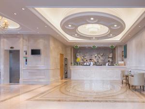 Lobbyen eller receptionen på Vienna Hotel Shenzhen Gongming Bus Station