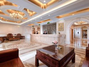 a large room with a lobby with a reception desk at Vienna Hotel Meizhou Jiangnan in Meizhou