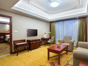 una habitación de hotel con una sala de estar con una habitación de hotel en Vienna International Hotel (Zhuzhou liyu store), en Zhuzhou 5 fotos más