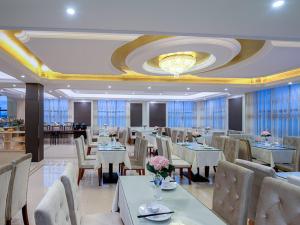 Restoran või mõni muu söögikoht majutusasutuses Vienna Hotel Meizhou Jiangnan