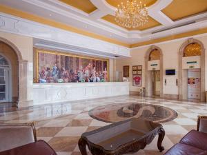 een grote kamer met een groot schilderij aan de muur bij Vienna Hotel Dongguan Songshan Lake in Dongguan