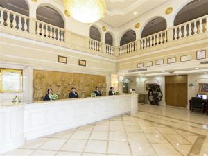 Лобі або стійка реєстрації в Vienna Hotel Zhanjiang Coast Avenue