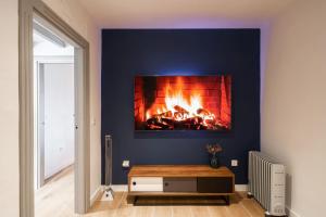 TV a/nebo společenská místnost v ubytování Beautifully Renovated 4 Bedroom Apt + Kid's Room