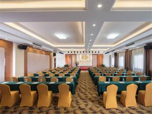 a large room with chairs and tables in it at Vienna International Hotel Hunan Chenzhou Qingnian Avenue in Chenzhou