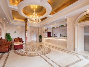 Ο χώρος του λόμπι ή της ρεσεψιόν στο Vienna Hotel Shenzhen Guanlan Tangren Street