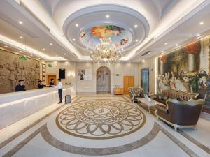 a hotel lobby with a chandelier and a large room at Vienna International Hotel Fuzhou Cangshan Wanda in Fuzhou