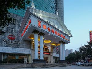 um edifício com uma placa na frente dele em Vienna Hotel Yueyang Zhanqian Road em Yueyang